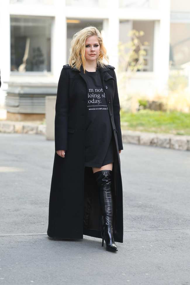              Lavigne hizo una declaracion de estilo con su camiseta grafica             