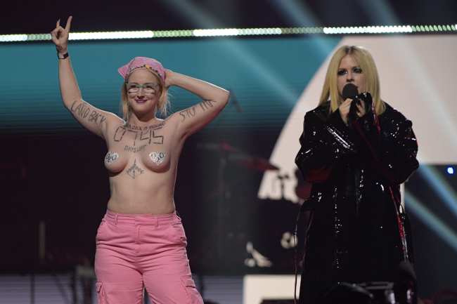 Avril Lavigne manejo habilmente a una manifestante en topless que se estrello contra el escenario en los Premios Juno 2023