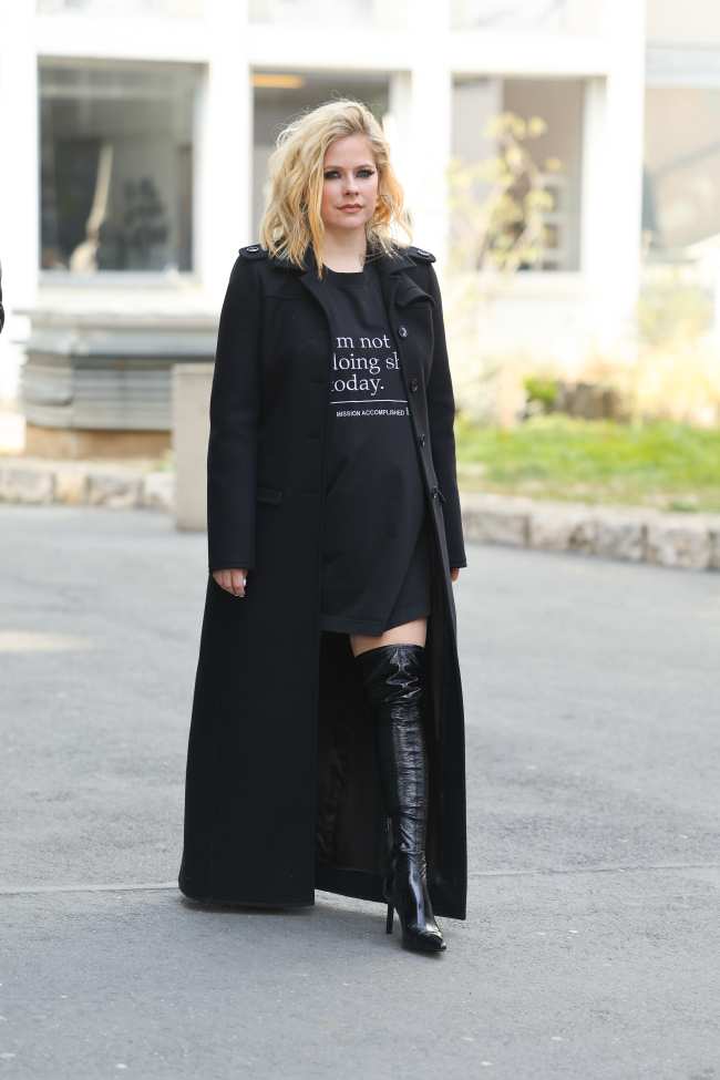             Lavigne lucio una camiseta holgada en el desfile de Courreges que decia Hoy no hare nada            
