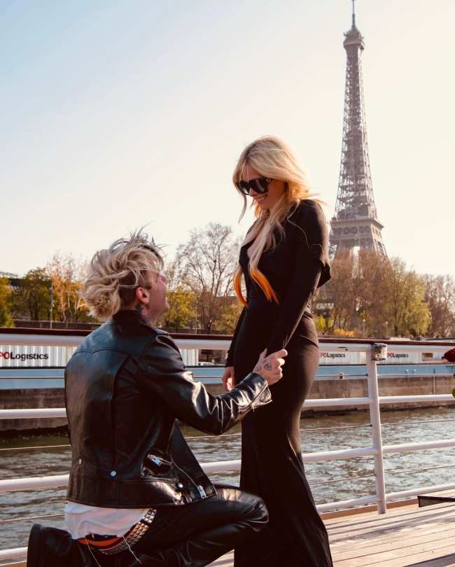              Mod Sun le propuso matrimonio a Lavigne frente a la Torre Eiffel en marzo pasado            