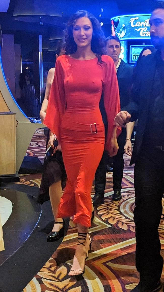 En un momento lucio un sexy vestido rojo mientras celebraba