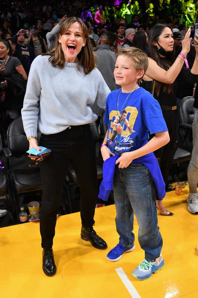              Jennifer Garner la llevo a ella y al hijo de 11 anos de Ben Affleck al partido Los Angeles Lakers vs Golden State Warriors el domingo            