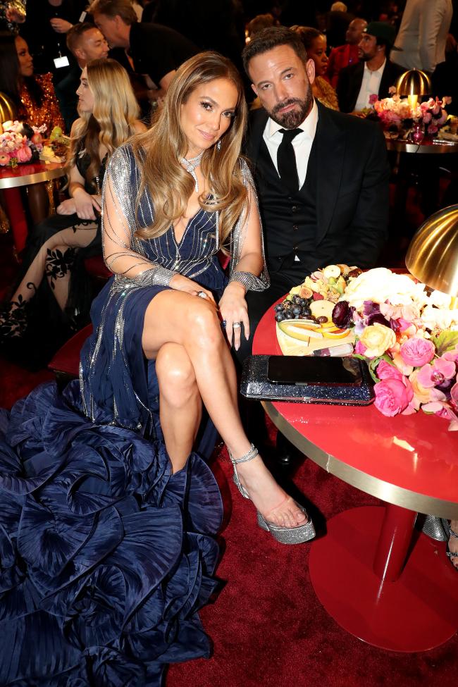 El solemne rostro de descanso de Affleck hizo que los usuarios de Twitter se pusieran de brazos cruzados despues de que la camara lo captara luciendo miserable con su esposa Jennifer Lopez en los Premios Grammy 2023