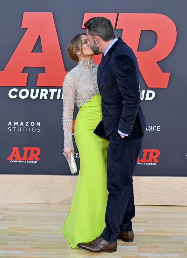 La estrella de Shotgun Wedding deslumbro con un vestido de dos tonos mientras que Affleck se veia atractivo con un traje de terciopelo azul marino