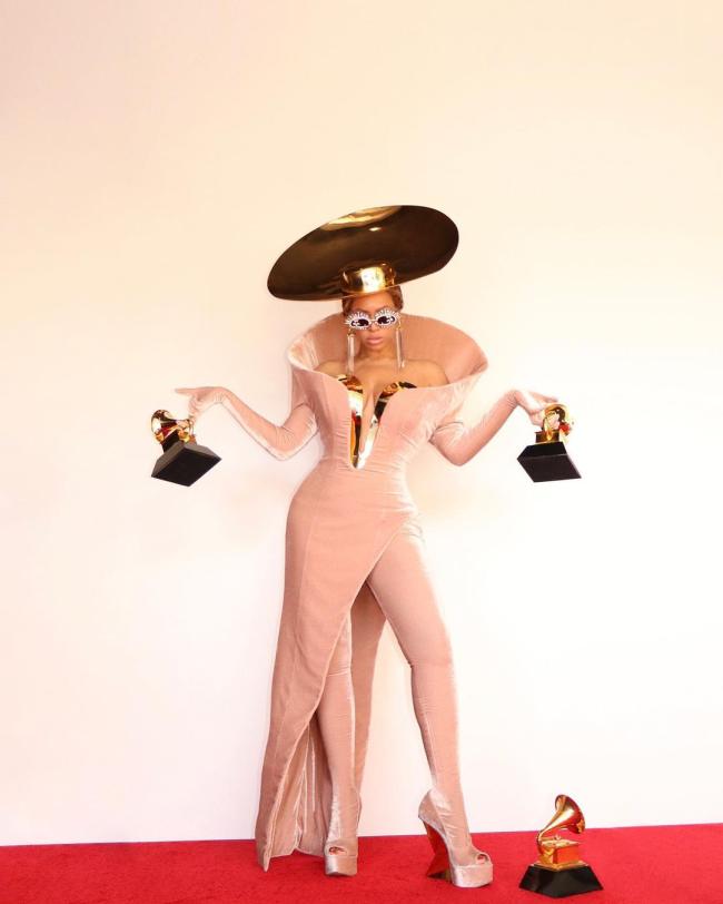 La cantante de Single Ladies ya lucio uno de sus disenos de Balmain despues de los Grammy del mes pasado