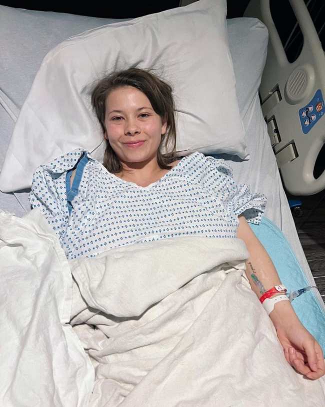 Bindi Irwin recostada en una cama de hospital