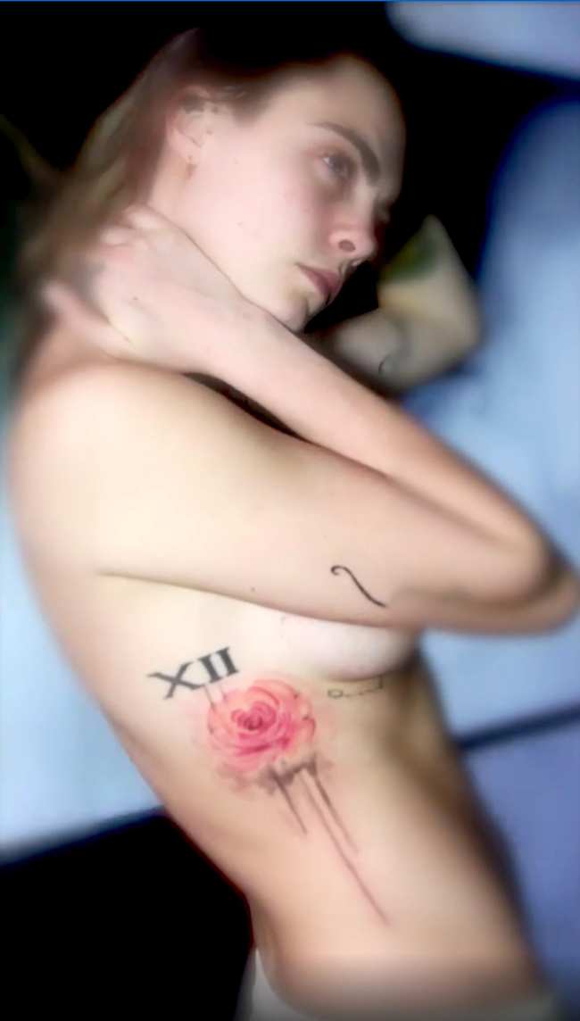              El tatuaje de rosa de acuarela de Delevingne coincide con el de su amiga Selena Gomez            