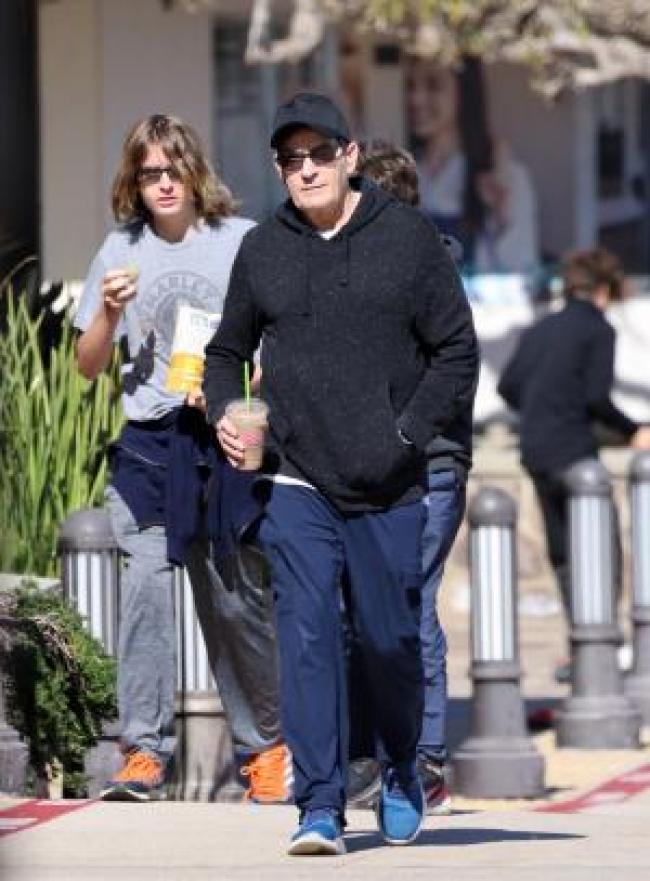 Charlie Sheen y sus hijos gemelos Bob y Max caminando en Malibu