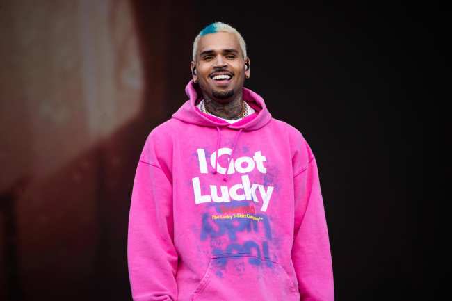 Chris Brown con una sudadera rosa