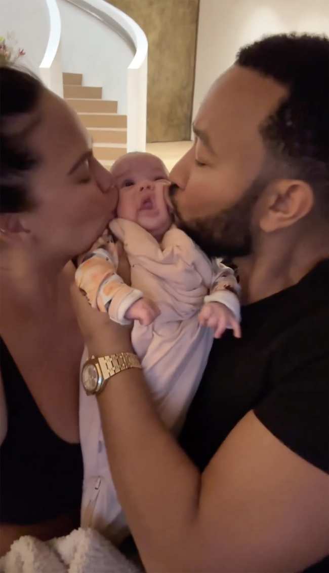              Chrissy Teigen y John Legend le dieron a su nina recien nacida Esti su primer sandwich de beso en un adorable video compartido a traves de Instagram            