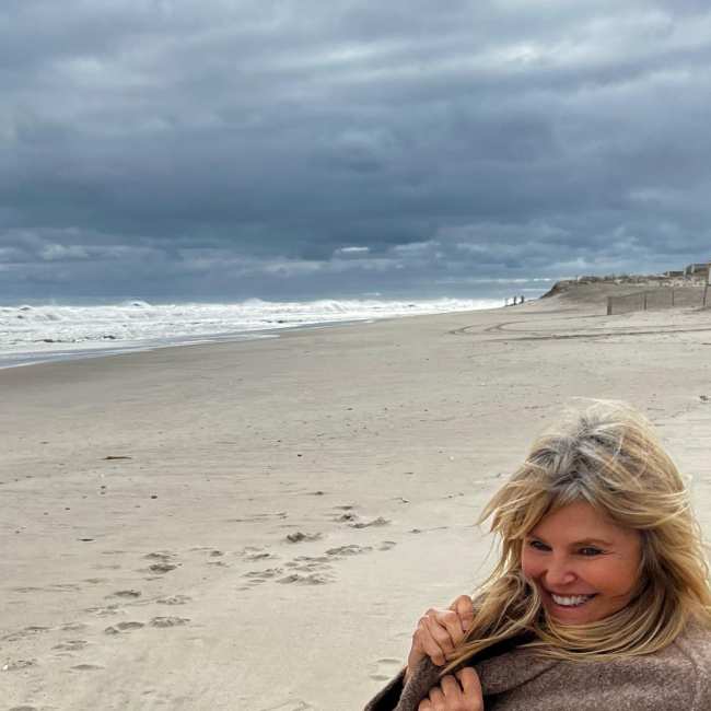              Christie Brinkley revelo su cabello canoso en una publicacion de Instagram durante el fin de semana            