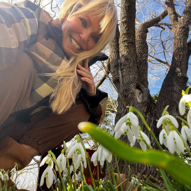              6 de marzo las campanillas de invierno estan floreciendo ella subtitulo esta foto sonriente de primavera            