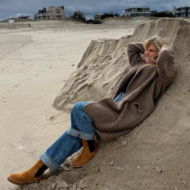              Lucio un calce casual para su paseo invernal en la arena             