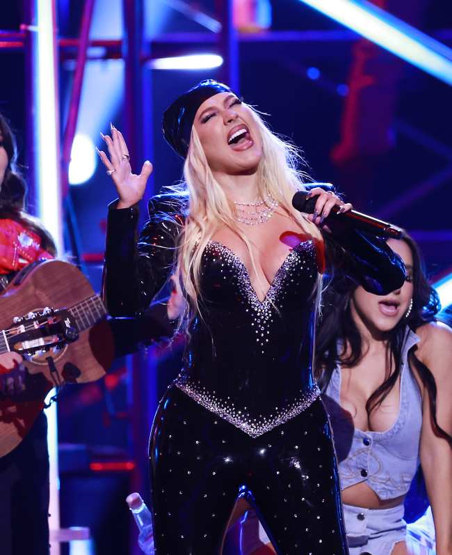              Aguilera tambien dijo que no queria paralizarse totalmente el rostro para poder ser mas expresiva en el escenario            