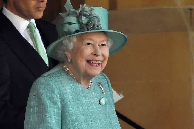              Varios miembros de la familia real tienen replicas del broche de puerro de la reina Isabel             
