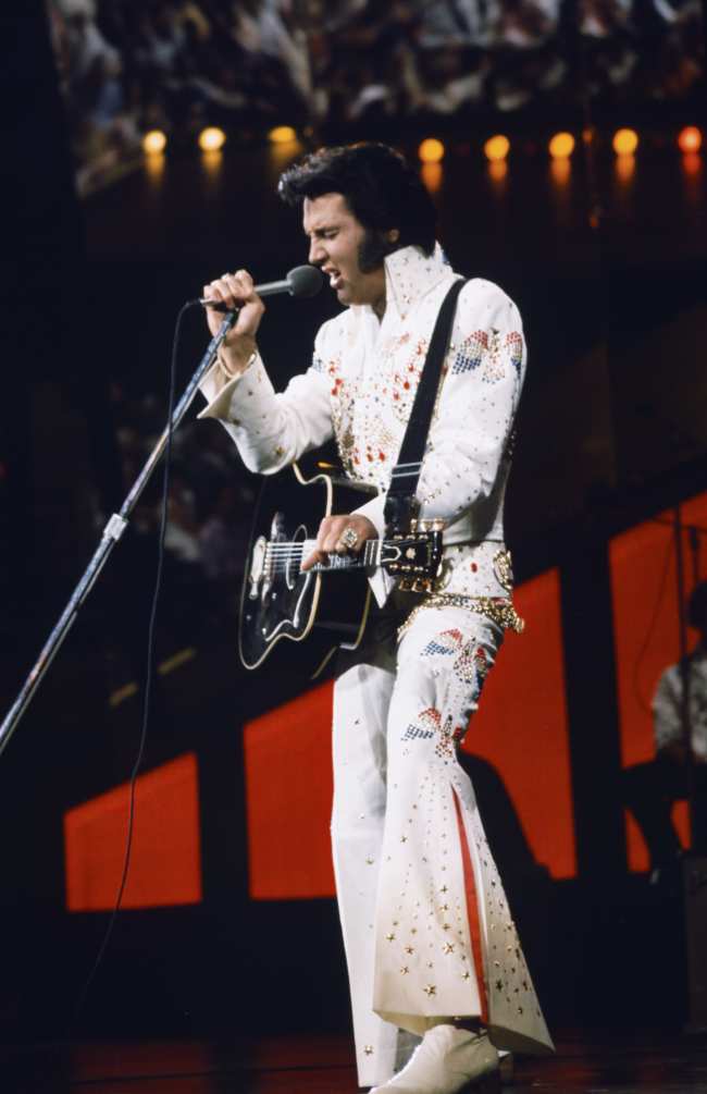              Presley era famoso por sus opulentos atuendos escenicos            