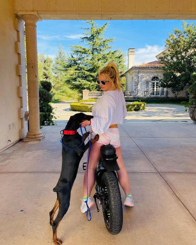 Britney Spears llevo a Hokas a dar una vuelta en bicicleta