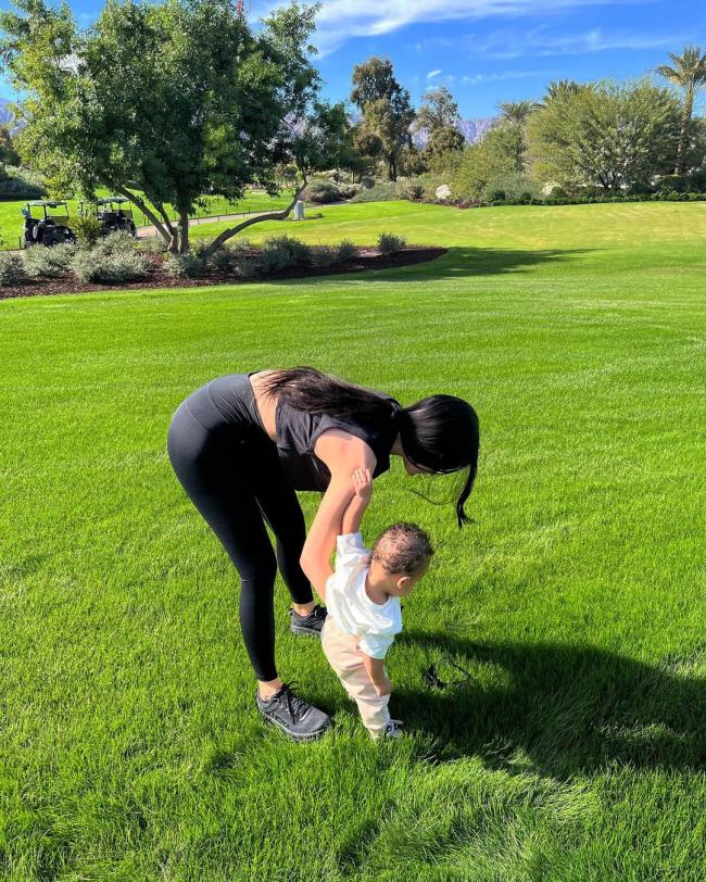 Kylie Jenner uso una version anterior de Hoka Bondi mientras jugaba afuera en una publicacion de Instagram el otono pasado