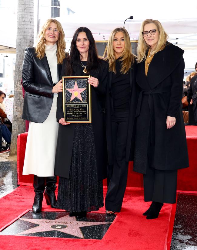 Dern Aniston y Lisa Kudrow estuvieron presentes cuando Cox fue honrada con su propia estrella en febrero de 2023