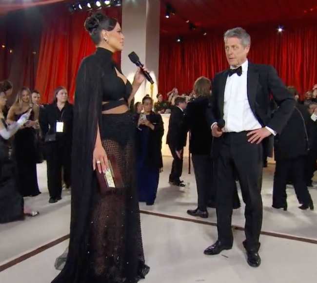 Ashley Graham entrevista a Hugh Grant antes de los Oscar 2023 en la alfombra roja para ABC Sunday