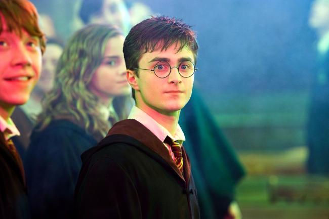 Radcliffe representado aqui en el personaje de Harry Potter ha estado saliendo con la actriz desde 2012