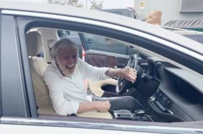 Dick Van Dyke en su coche