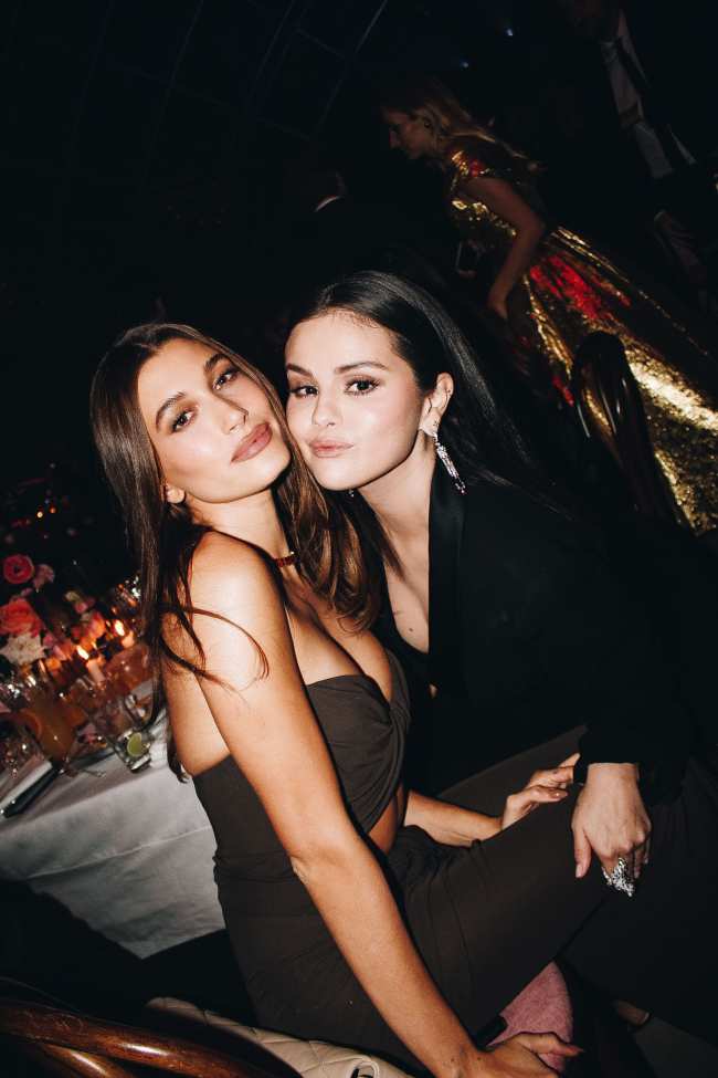              Selena Gomez y Hailey Bieber parecieron poner fin a los rumores de disputas a fines de 2022            