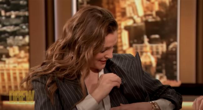 Drew Barrymore experimento su primer sofoco en su programa de entrevistas