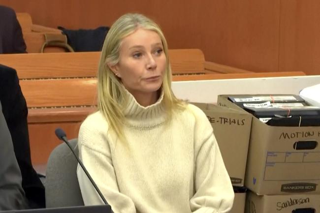 Gwyneth Paltrow llego el primer dia de su juicio con un jersey de cuello alto