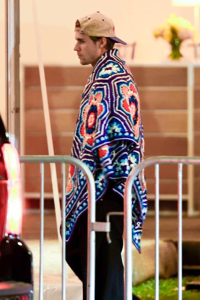 Justin Bieber se colo en la fiesta de los Oscar de Vanity Fair con una manta en lugar de caminar por la alfombra roja con su esposa Hailey Bieber