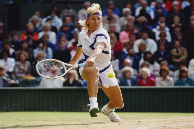 Navratilova se estira para devolver el reves durante el partido final de individuales femeninos contra Zina Garrison en el Campeonato de tenis sobre cesped de Wimbledon el 7 de julio de 1990