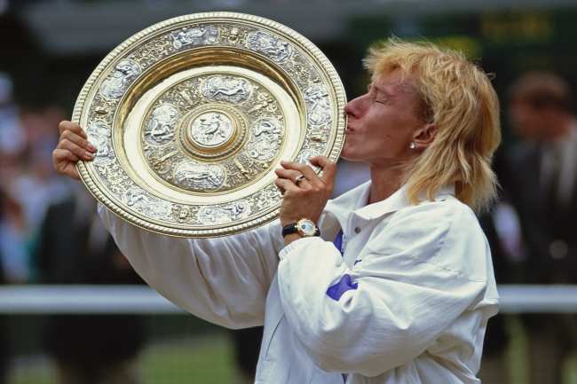 Navratilova besa el Venus Rosewater Dish despues de derrotar a Zina Garrison en su partido final individual femenino en el Campeonato de tenis sobre hierba de Wimbledon el 7 de julio de 1990