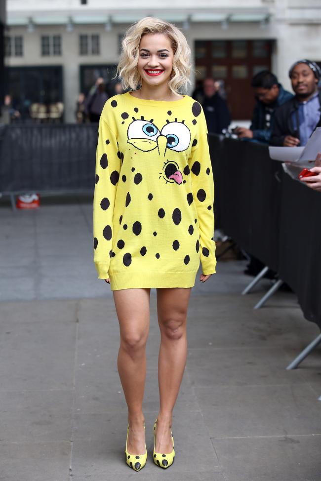 Rita Ora ha sido amiga de la marca desde el comienzo de la gestion de Scott luciendo este vestido sueter de Bob Esponja en 2014