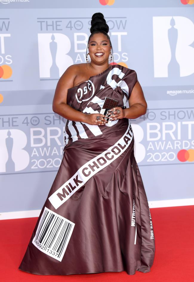 Lizzo uso este vestido de barra de chocolate de Hersey reelaborado de la memorable coleccion 2014 de Moschino para los Brit Awards 2020