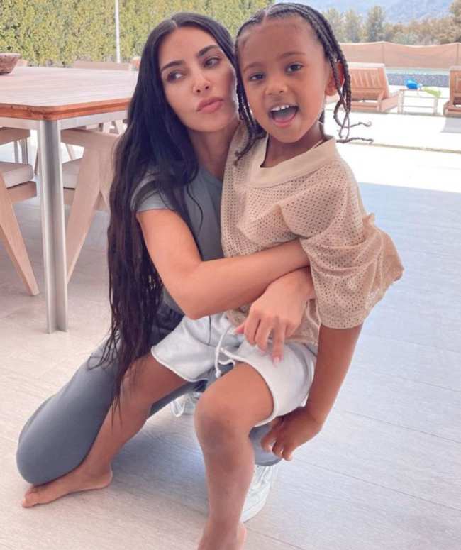              Kim Kardashian fue golpeada en el ojo por su hijo Saint            