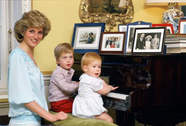              El principe Harry tenia solo 12 anos cuando murio su madre la princesa Diana            