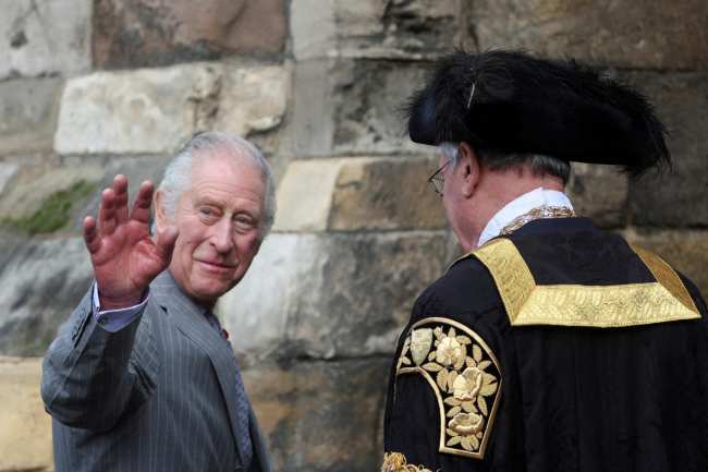 El rey Carlos saludando
