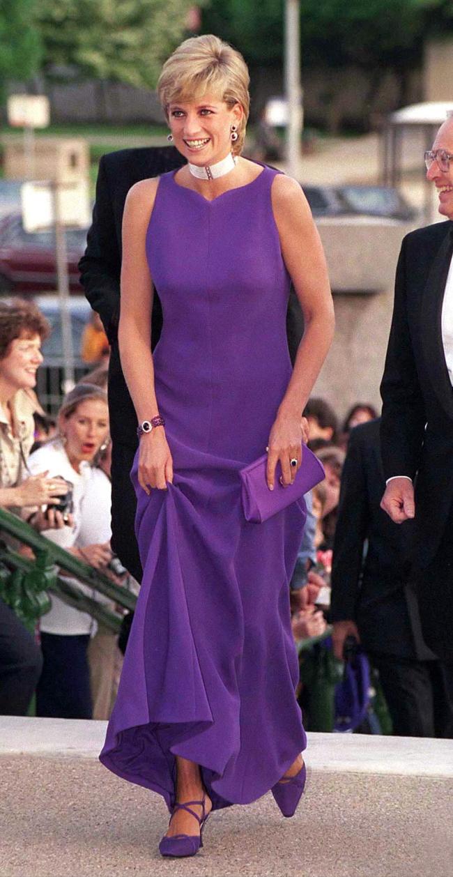 La princesa Diana lucio un vestido morado de Versace en un evento de 1996 en Chicago