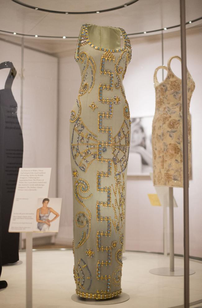 Diana uso este famoso vestido de Versace en una sesion de fotos de 1991 y en la portada de la edicion de tributo de Harpers Bazaar de 1997 despues de su muerte