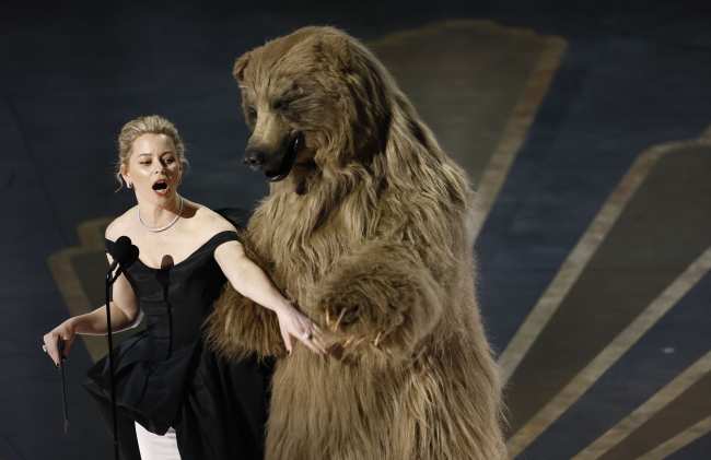 Elizabeth Banks casi se tropieza en el escenario de los Oscar durante una broma