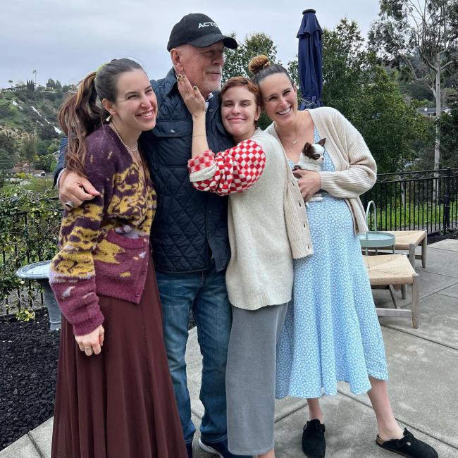 Las tres hijas de Willis con su ex Demi Moore ayudaron a celebrar su cumpleanos el domingo
