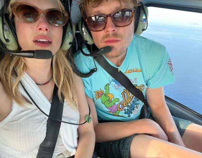 Una selfie de Emma Roberts y Cody John en un helicoptero