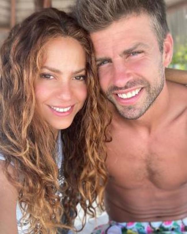 Gerard Pique y Shakira sonrien en selfie