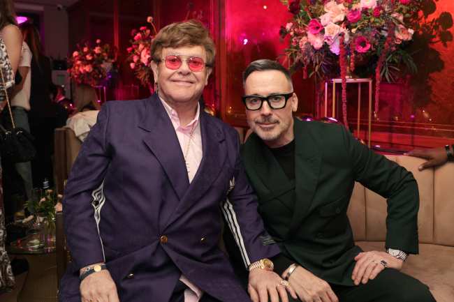 Elton John y David Furnish asisten a la fiesta preOscar de la CAA en el Sunset Tower Hotel el 10 de marzo de 2023