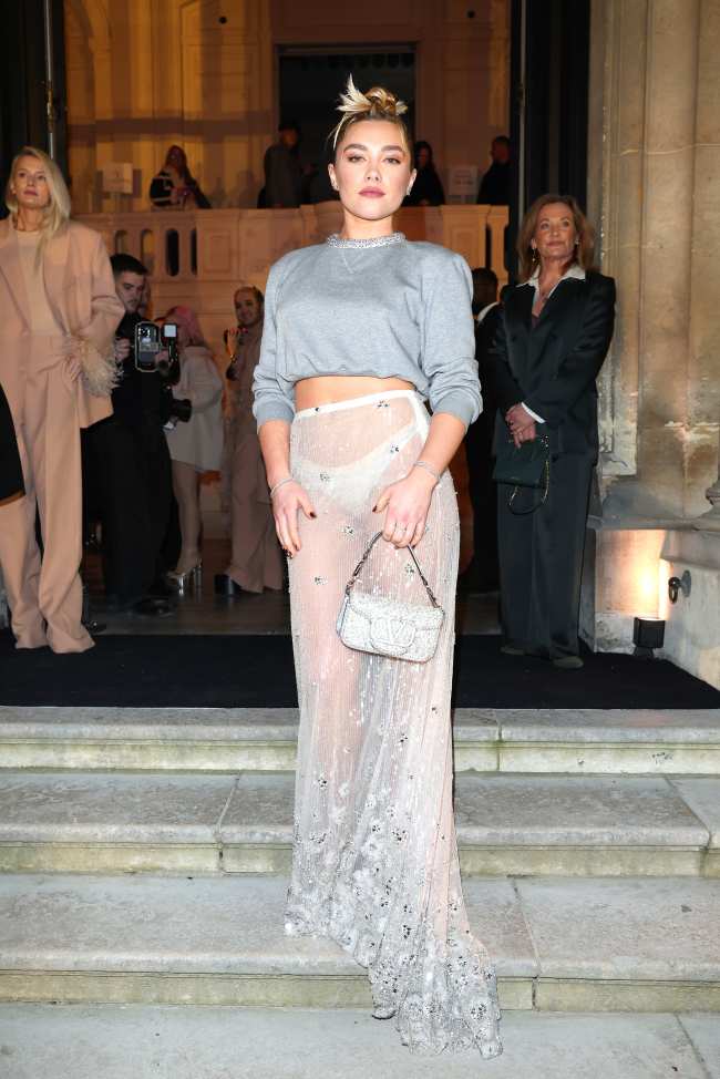              Florence Pugh asistio al desfile de Valentino en Paris con una falda completamente transparente            