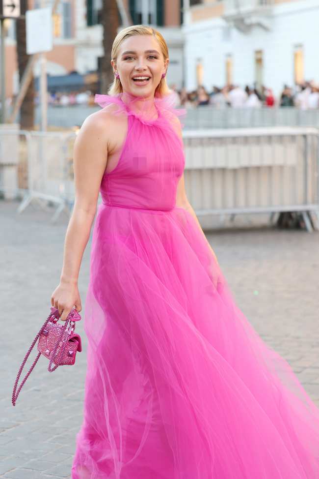              En julio Pugh asistio al desfile de Alta Costura de Valentino con un vestido transparente             