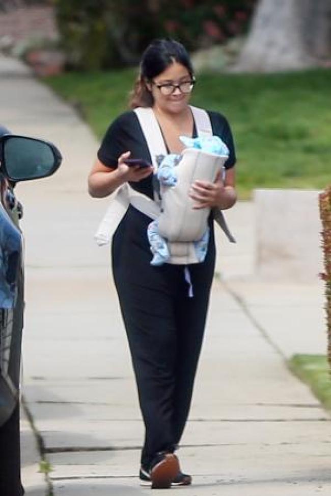 Gina Rodriguez cargando a su bebe recien nacido