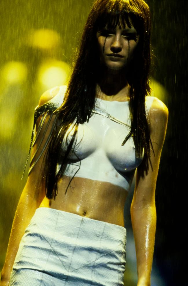 La supermodelo tenia solo 18 anos cuando camino por la pasarela cubierta de pintura corporal para Alexander McQueen en 1998