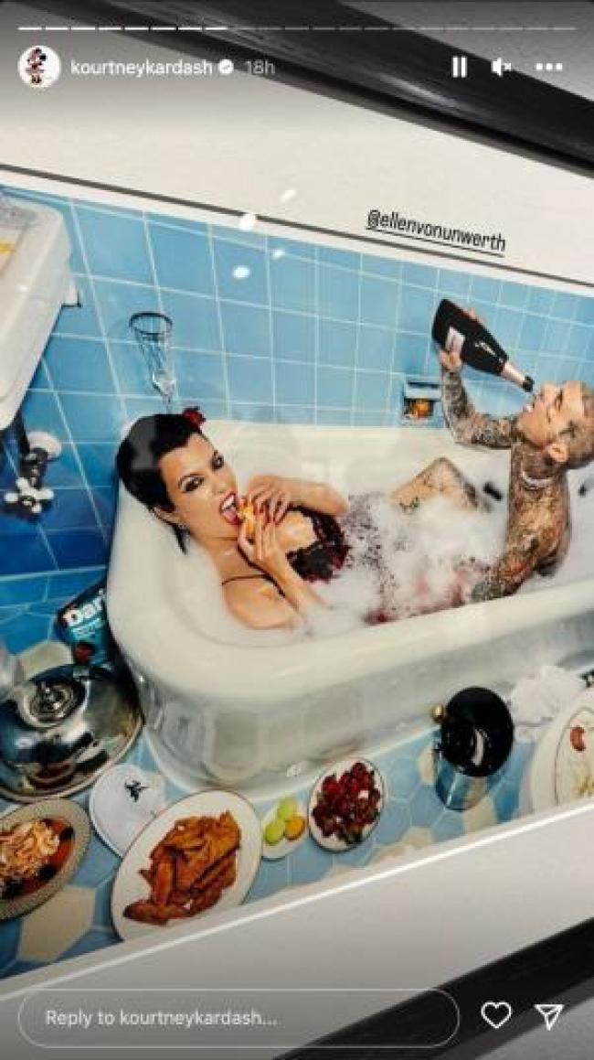 Kourtney Kardashian y Travis Barker comiendo y bebiendo en un bano