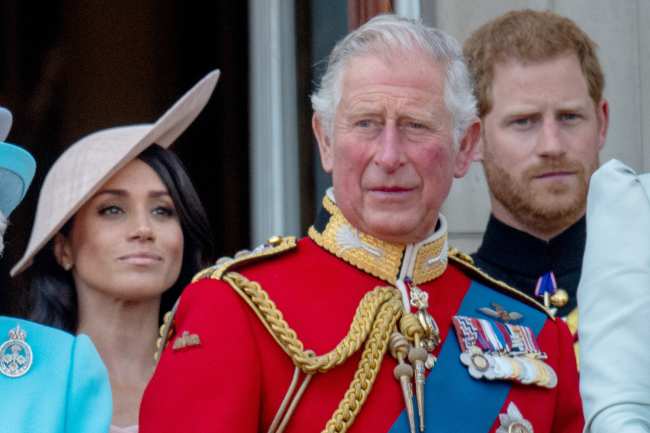              Dado que Meghan Markle y el Principe Harry han dejado en claro que no tienen intenciones de irse de Estados Unidos el Principe Carlos los ha expulsado de su hogar en el Reino Unido            